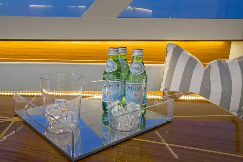 Slide: The Image of Bertram 35 Flybridge 2027 - 6106510
