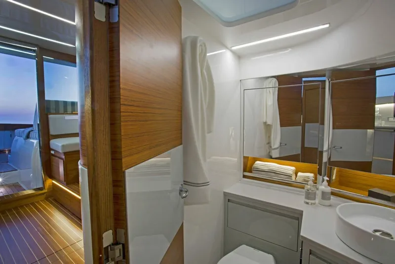 Slide: The Image of Bertram 35 Flybridge 2027 - 6106511