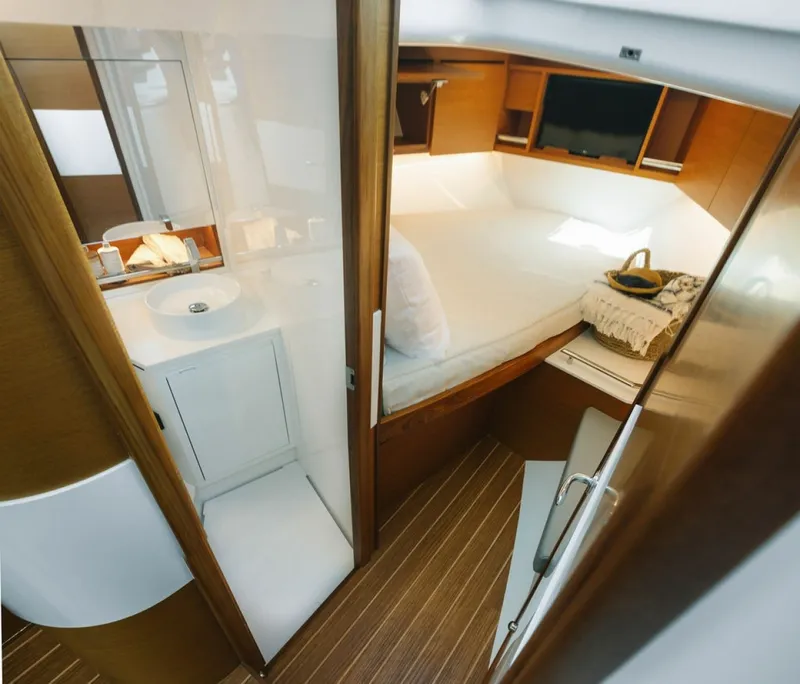 Slide: The Image of Bertram 35 Flybridge 2027 - 6106517