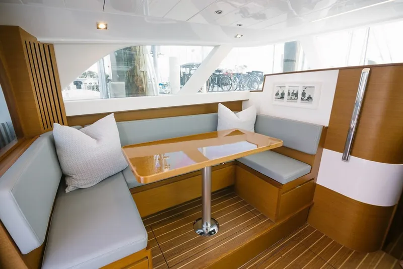 Slide: The Image of Bertram 35 Flybridge 2027 - 6106518