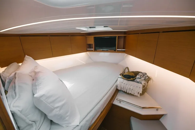 Slide: The Image of Bertram 35 Flybridge 2027 - 6106519