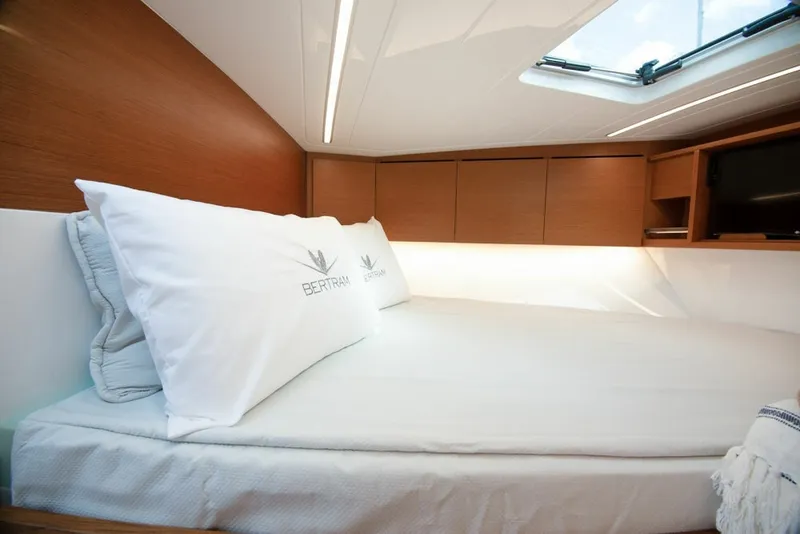Slide: The Image of Bertram 35 Flybridge 2027 - 6106520