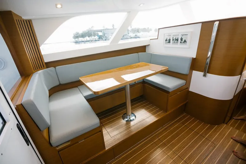 Slide: The Image of Bertram 35 Flybridge 2027 - 6106521