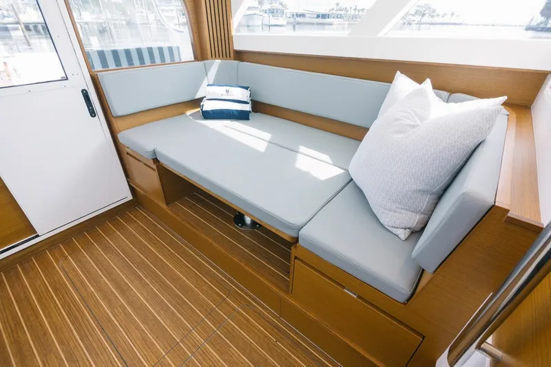 Slide: The Image of Bertram 35 Flybridge 2027 - 6106522