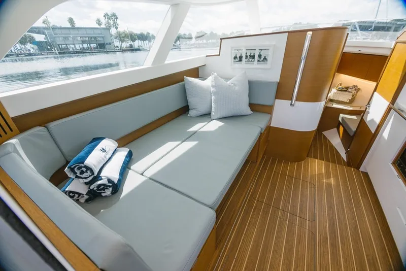 Slide: The Image of Bertram 35 Flybridge 2027 - 6106523