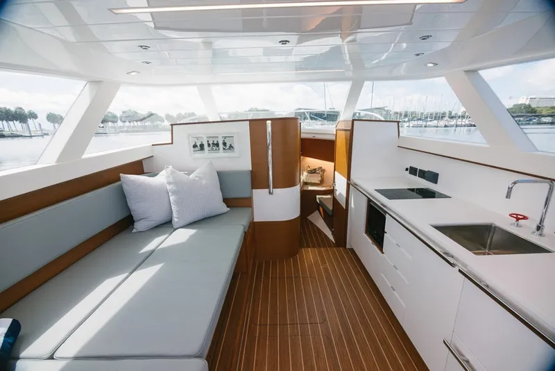 Slide: The Image of Bertram 35 Flybridge 2027 - 6106524