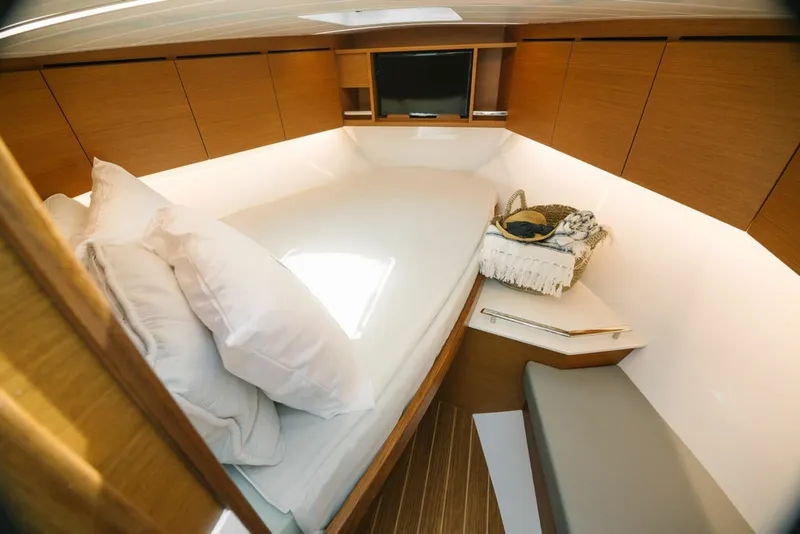 Slide: The Image of Bertram 35 Flybridge 2027 - 6106525
