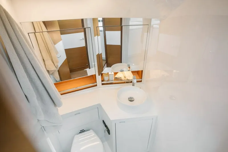 Slide: The Image of Bertram 35 Flybridge 2027 - 6106526
