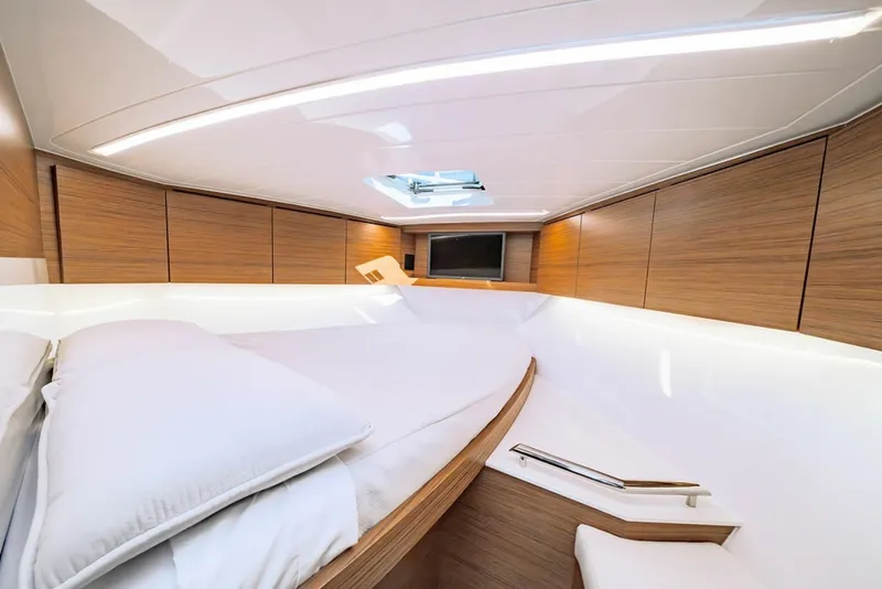 Slide: The Image of Bertram 35 Flybridge 2027 - 6106527