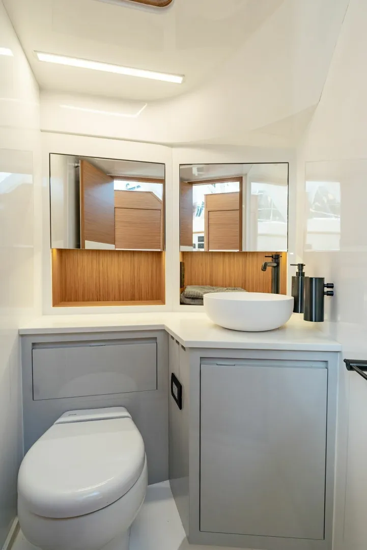 Slide: The Image of Bertram 35 Flybridge 2027 - 6106530