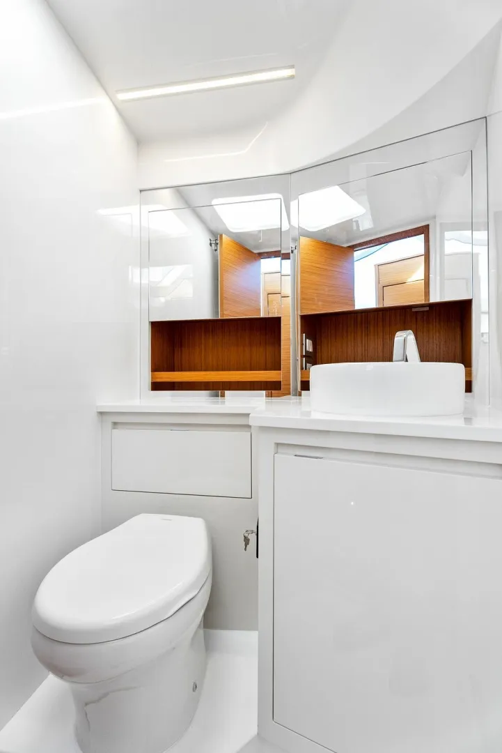 Slide: The Image of Bertram 35 Flybridge 2027 - 6106532