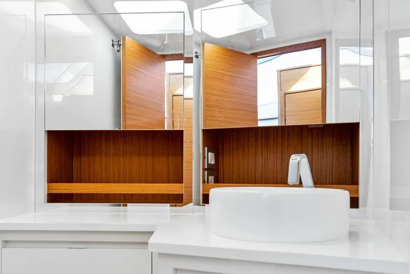 Slide: The Image of Bertram 35 Flybridge 2027 - 6106533