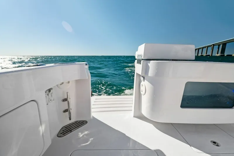 Slide: The Image of Bertram 35 Flybridge 2027 - 6106499