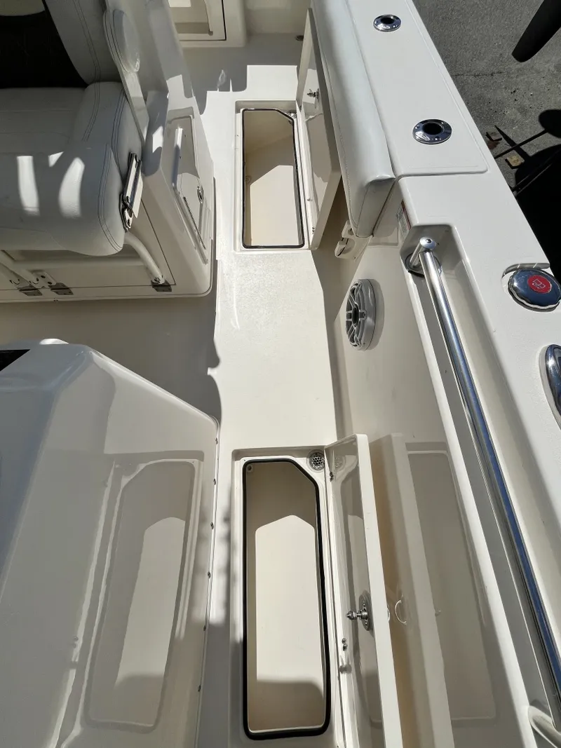 Slide: The Image of Cobia 320 Center Console 2021 - 6104552