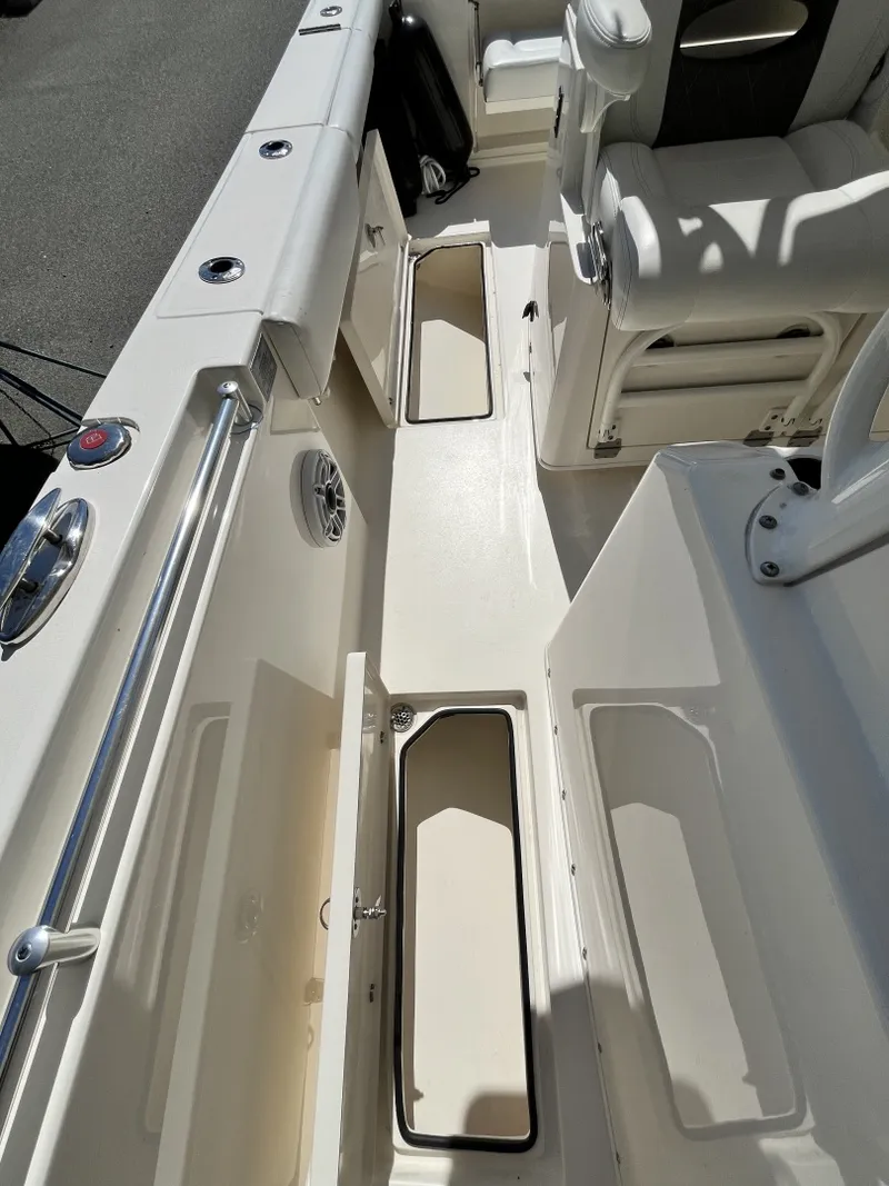 Slide: The Image of Cobia 320 Center Console 2021 - 6104551