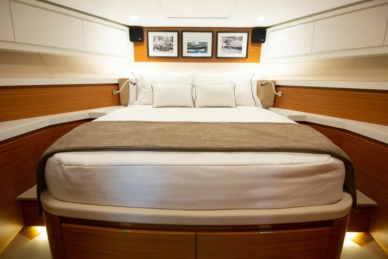 Slide: The Image of Bertram 61 Convertible 2027 - 6106292