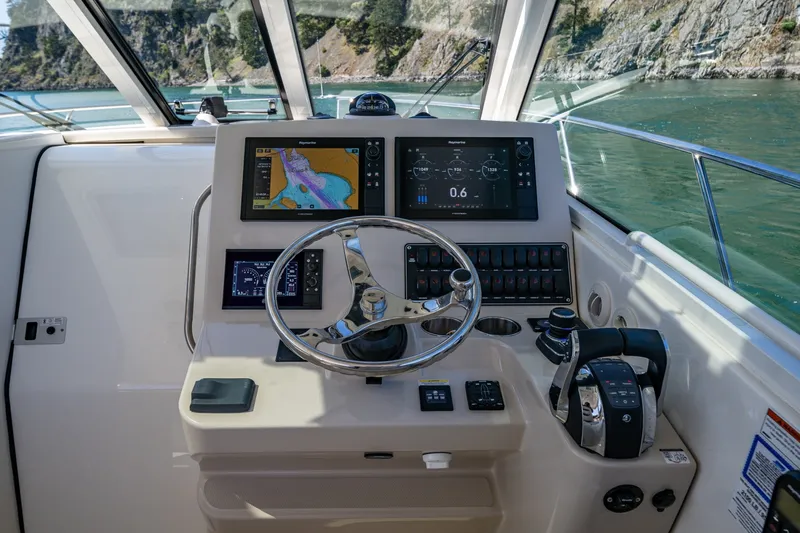 Slide: The Image of Boston Whaler 345 Conquest 2019 - 6105564