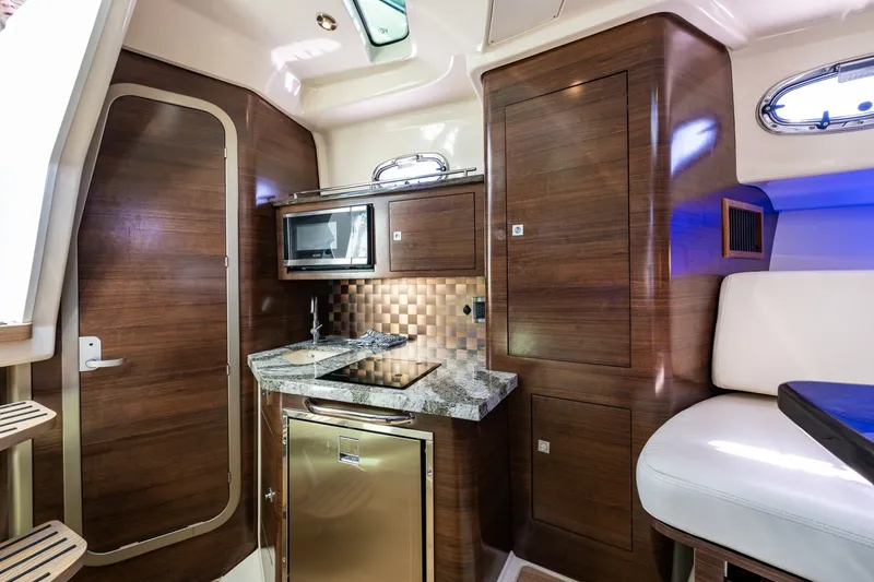 Slide: The Image of Boston Whaler 345 Conquest 2019 - 6105555