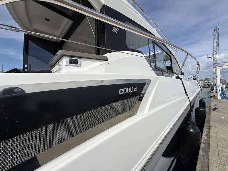 Slide: The Image of Four Winns V355 Coupe 2022 - 6107858