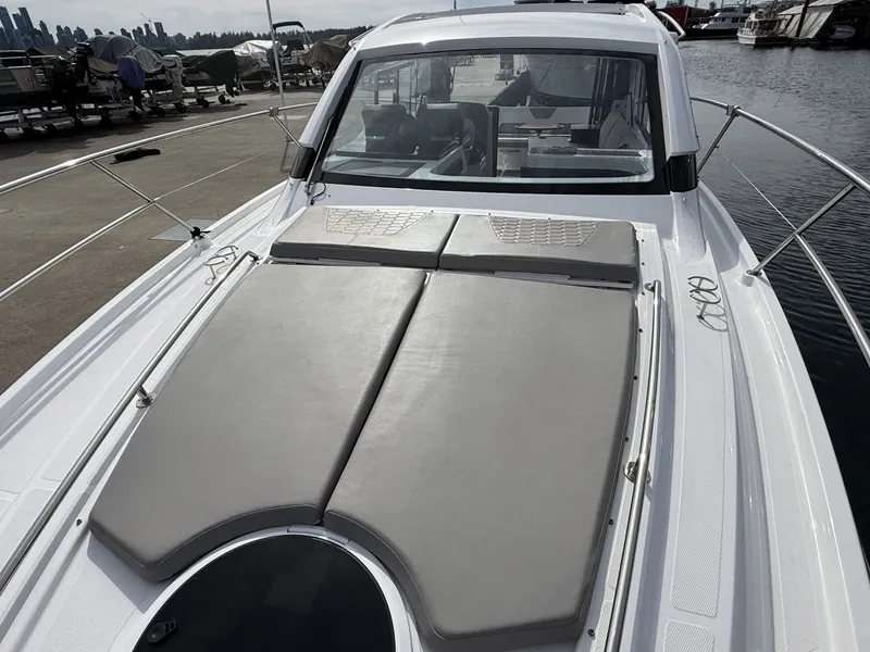 Slide: The Image of Four Winns V355 Coupe 2022 - 6107871