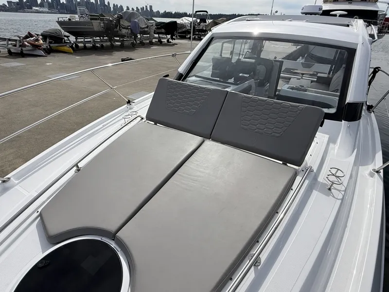 Slide: The Image of Four Winns V355 Coupe 2022 - 6107852