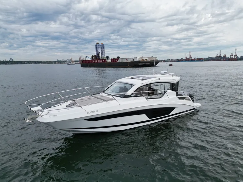 Slide: The Image of Four Winns V355 Coupe 2022 - 6107865