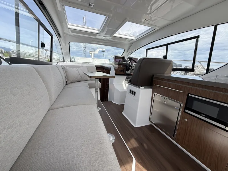 Slide: The Image of Four Winns V355 Coupe 2022 - 6107876