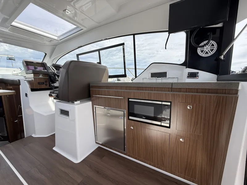 Slide: The Image of Four Winns V355 Coupe 2022 - 6107877