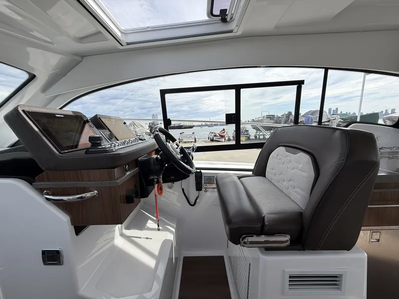 Slide: The Image of Four Winns V355 Coupe 2022 - 6107880
