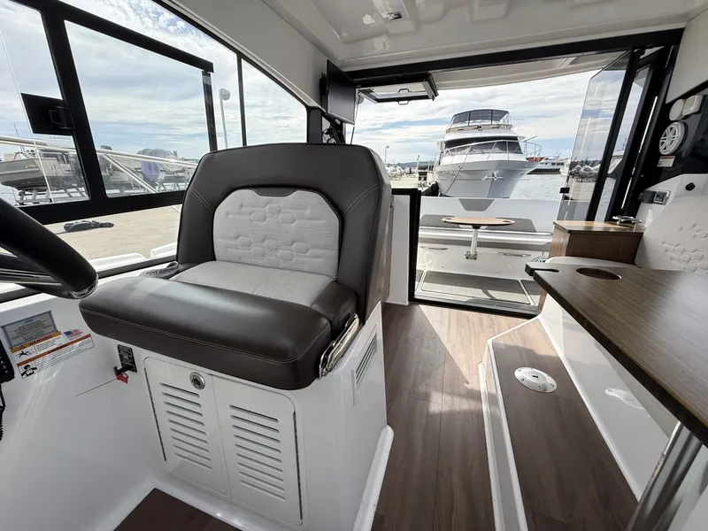 Slide: The Image of Four Winns V355 Coupe 2022 - 6107883