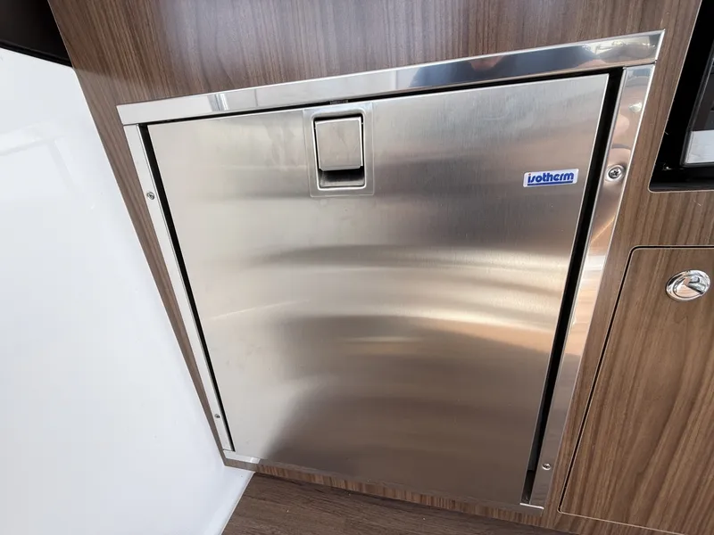 Slide: The Image of Four Winns V355 Coupe 2022 - 6107907