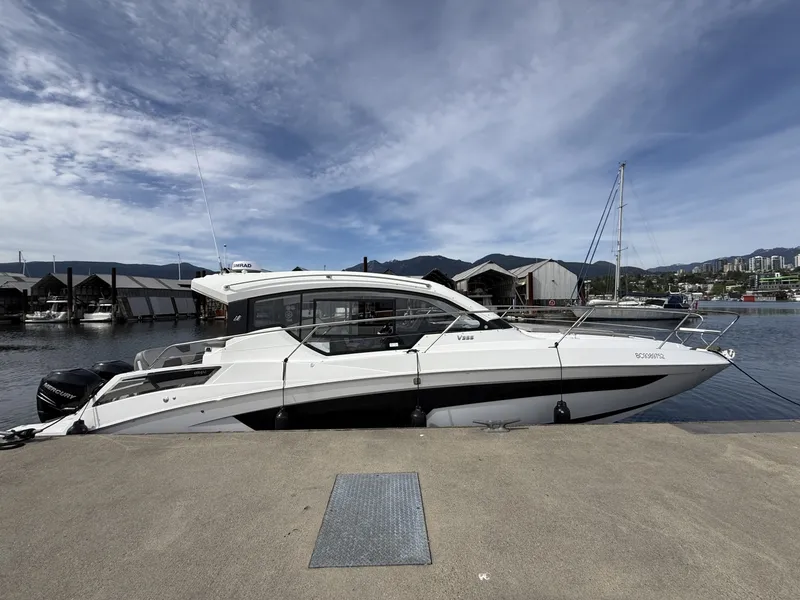 Slide: The Image of Four Winns V355 Coupe 2022 - 6107874