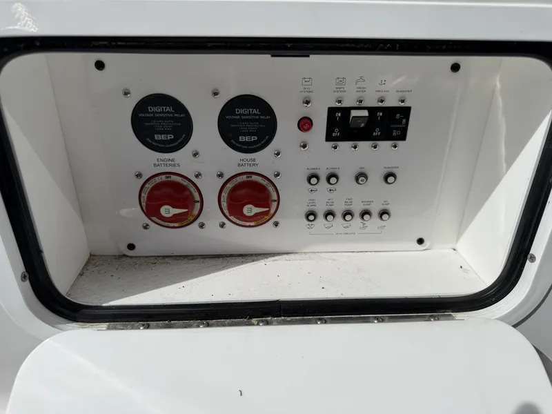 Slide: The Image of Four Winns V355 Coupe 2022 - 6107902