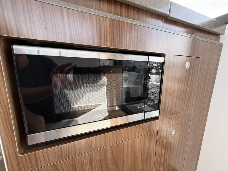 Slide: The Image of Four Winns V355 Coupe 2022 - 6107924