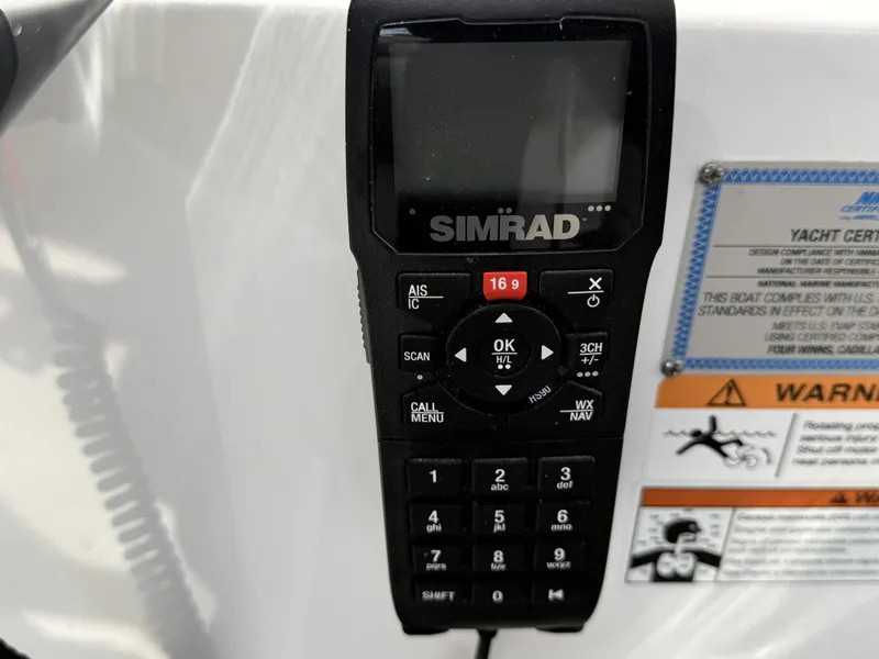 Slide: The Image of Four Winns V355 Coupe 2022 - 6107911