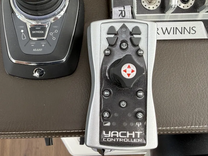 Slide: The Image of Four Winns V355 Coupe 2022 - 6107912