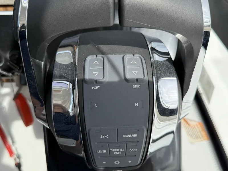 Slide: The Image of Four Winns V355 Coupe 2022 - 6107914