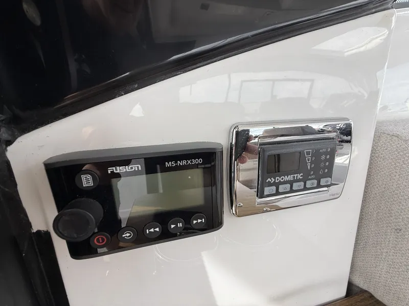 Slide: The Image of Four Winns V355 Coupe 2022 - 6107917
