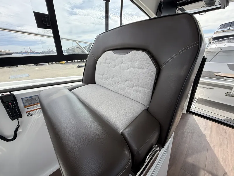 Slide: The Image of Four Winns V355 Coupe 2022 - 6107916