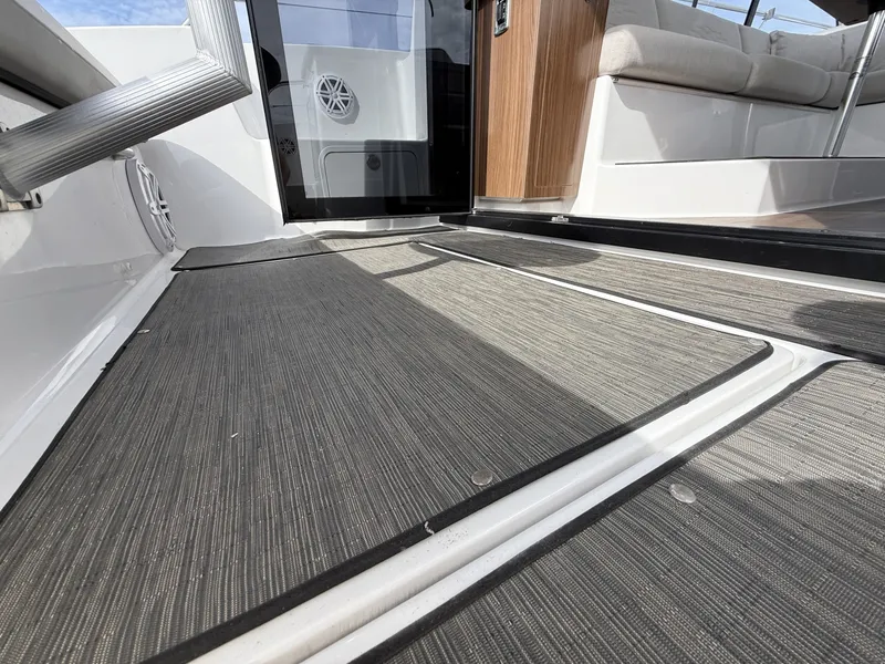 Slide: The Image of Four Winns V355 Coupe 2022 - 6107918