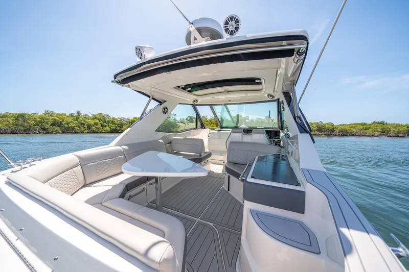 Slide: The Image of Sea Ray 320 Sundancer 2021 - 6109542