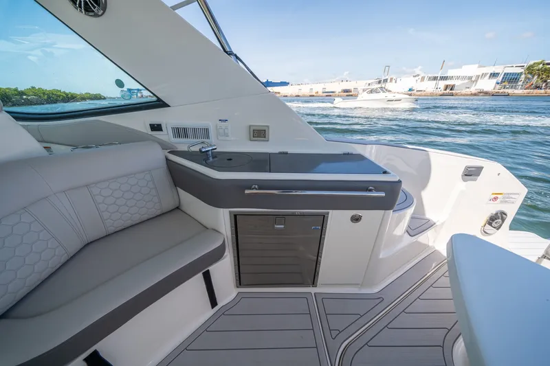 Slide: The Image of Sea Ray 320 Sundancer 2021 - 6109533