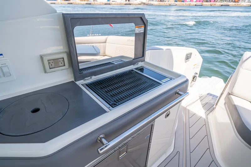 Slide: The Image of Sea Ray 320 Sundancer 2021 - 6109537