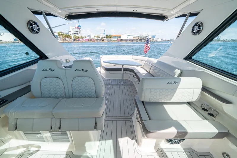 Slide: The Image of Sea Ray 320 Sundancer 2021 - 6109521