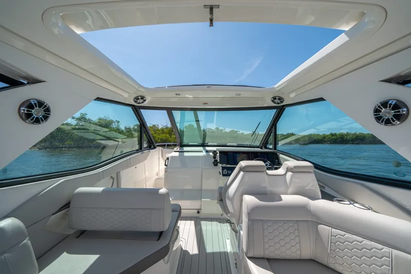 Slide: The Image of Sea Ray 320 Sundancer 2021 - 6109560