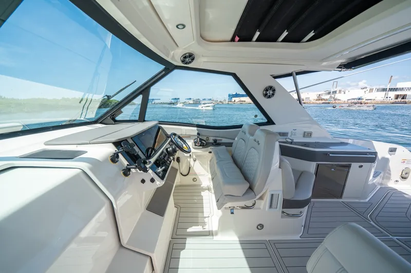 Slide: The Image of Sea Ray 320 Sundancer 2021 - 6109525