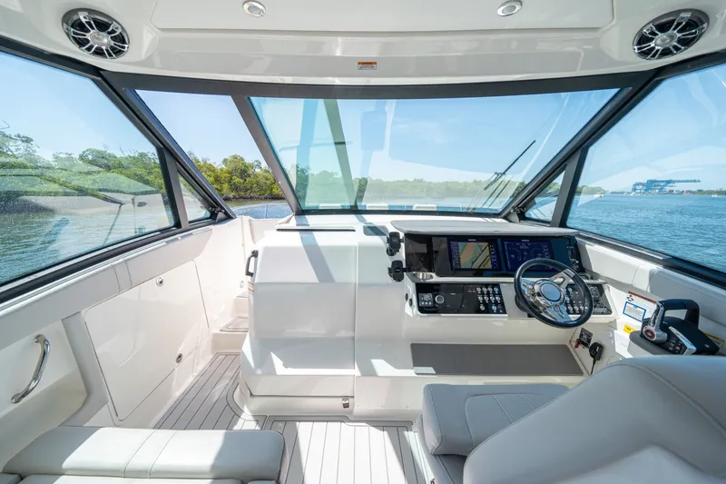 Slide: The Image of Sea Ray 320 Sundancer 2021 - 6109516