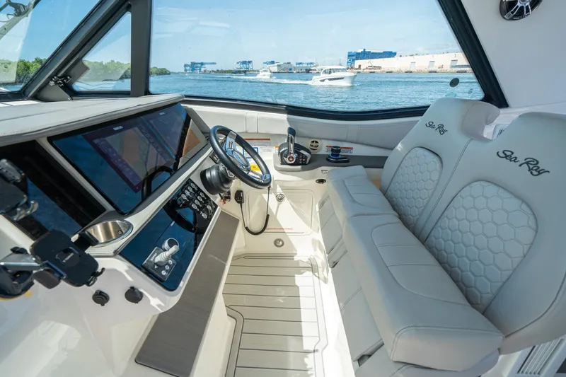 Slide: The Image of Sea Ray 320 Sundancer 2021 - 6109527