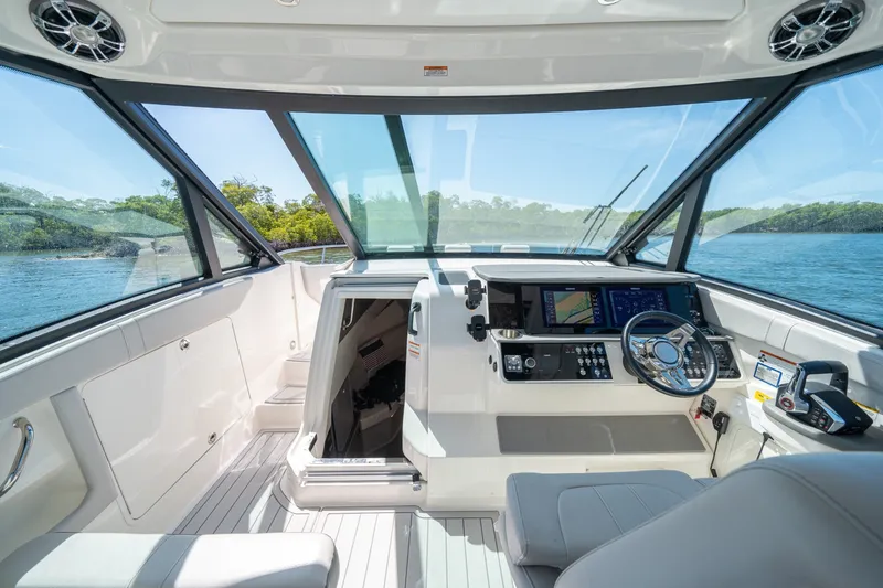 Slide: The Image of Sea Ray 320 Sundancer 2021 - 6109515