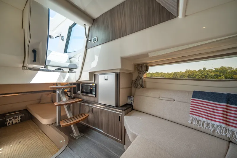 Slide: The Image of Sea Ray 320 Sundancer 2021 - 6109505